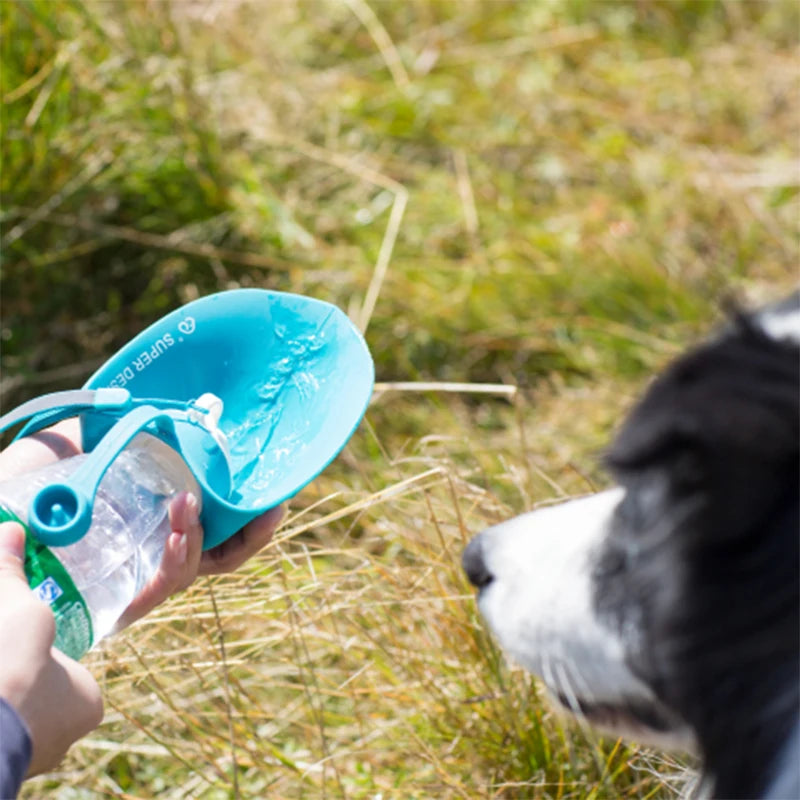 Garrafa de água portátil para cães de estimação de 580 ml, design de folha de silicone macio, tigela de viagem para cães, filhotes, gatos, bebedouro para animais de estimação ao ar livre